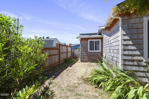 6521 SW Harbor AVE, Lincoln City, OR 97367