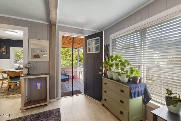 6521 SW Harbor AVE, Lincoln City, OR 97367