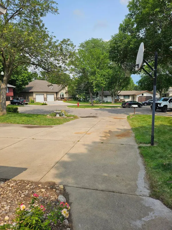 214 Carrow CIR, Marshall, MN 56258