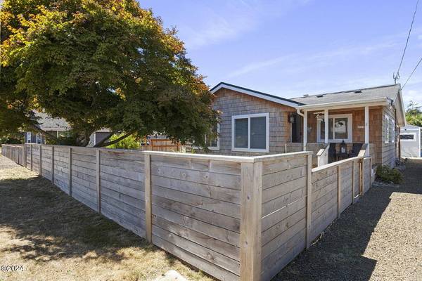 6521 SW Harbor AVE, Lincoln City, OR 97367