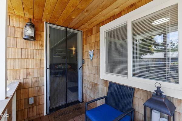 6521 SW Harbor AVE, Lincoln City, OR 97367