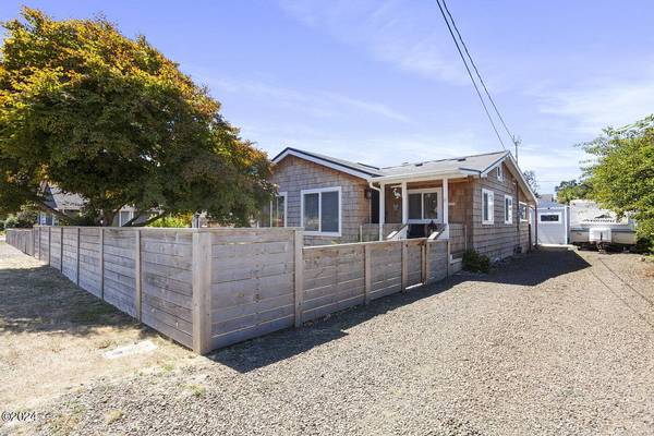 6521 SW Harbor AVE, Lincoln City, OR 97367
