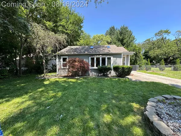 21845 HOLLY Street, Clinton Township, MI 48035