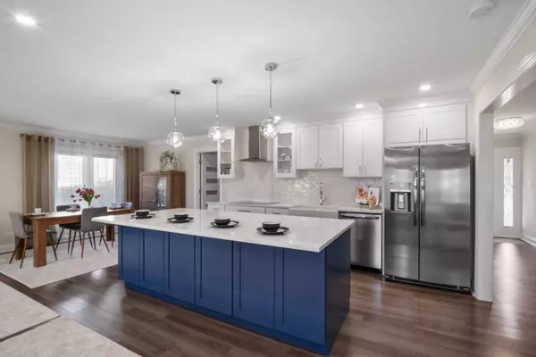 900 Heather Lane, Hoffman Estates, IL 60169