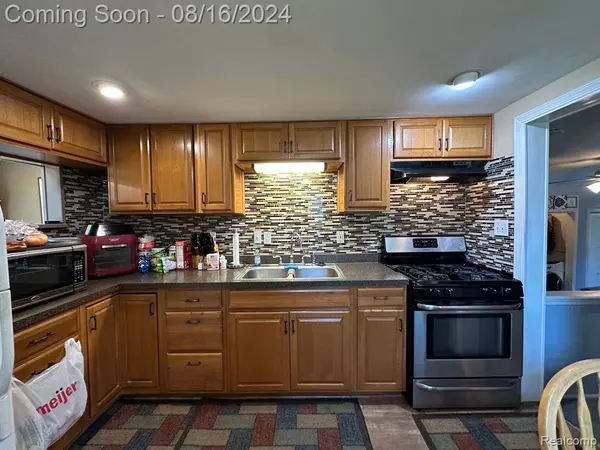 21845 HOLLY Street, Clinton Township, MI 48035