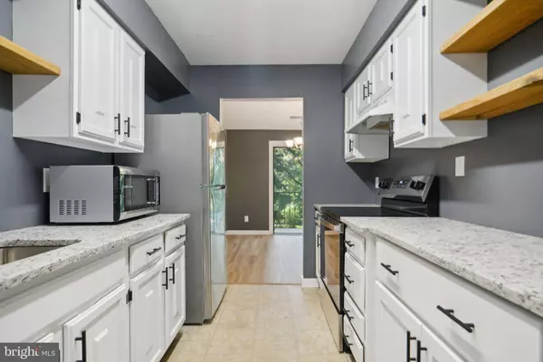 203-B CYPRESS POINT CIR, Mount Laurel, NJ 08054