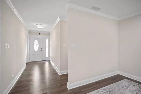 900 Heather Lane, Hoffman Estates, IL 60169