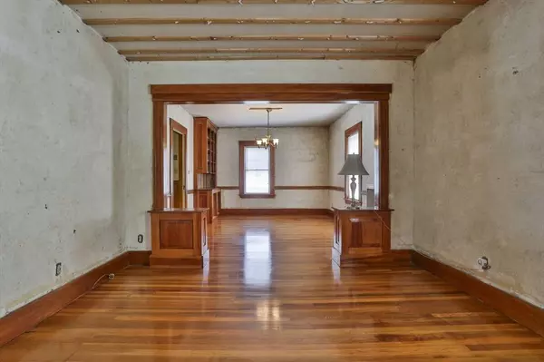 38 Oakland St, Lowell, MA 01851