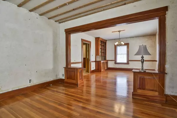 38 Oakland St, Lowell, MA 01851