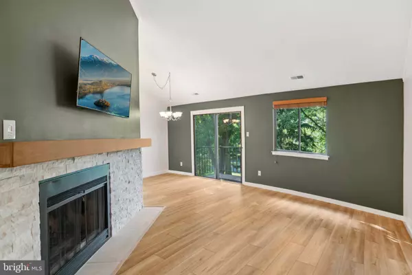 203-B CYPRESS POINT CIR, Mount Laurel, NJ 08054