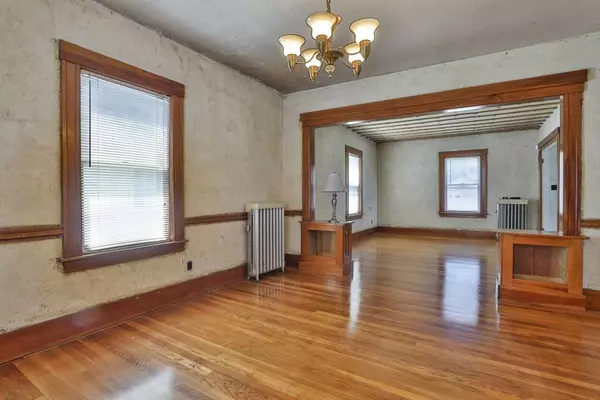 38 Oakland St, Lowell, MA 01851