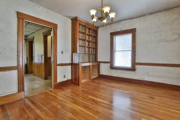 38 Oakland St, Lowell, MA 01851