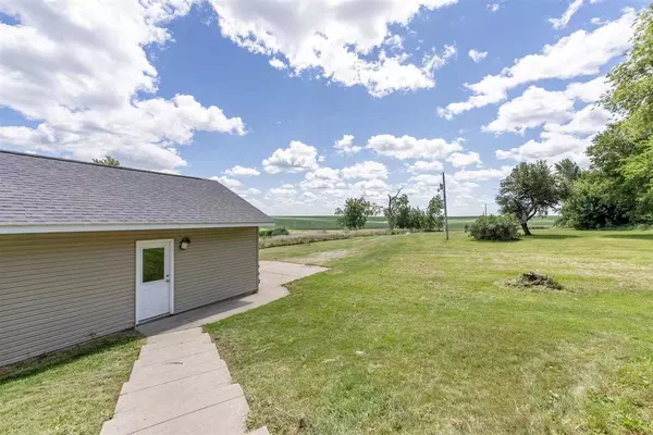 1053 67th St, Elberon, IA 52225