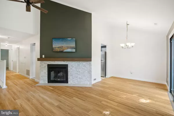 203-B CYPRESS POINT CIR, Mount Laurel, NJ 08054