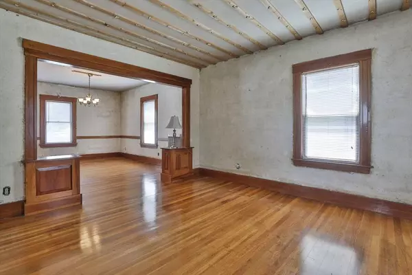 38 Oakland St, Lowell, MA 01851