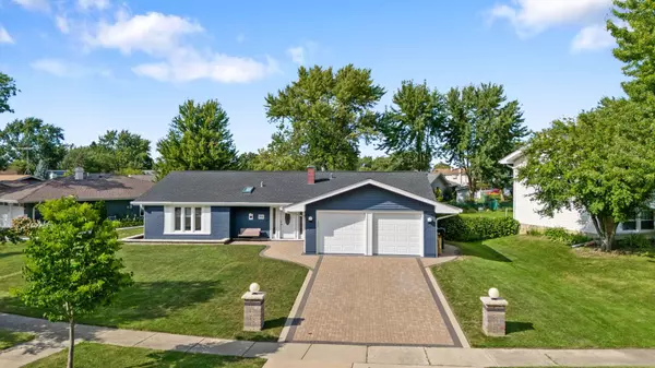 900 Heather Lane, Hoffman Estates, IL 60169