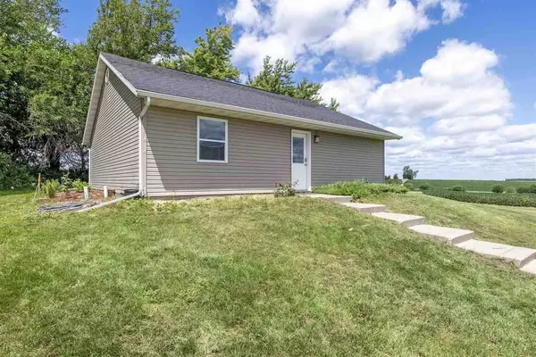 1053 67th St, Elberon, IA 52225