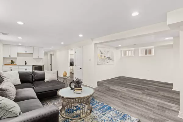 5404 S Mobile Avenue, Chicago, IL 60638