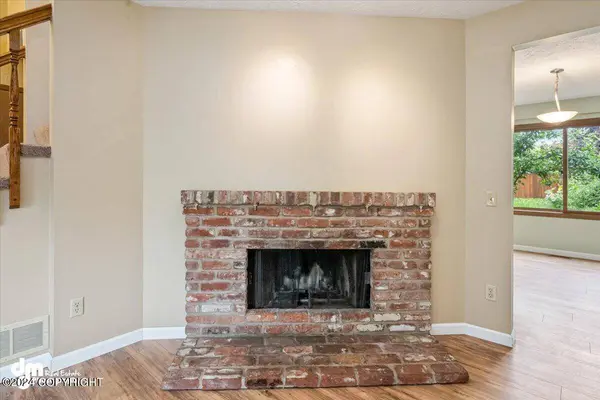 7320 Bulen DR, Anchorage, AK 99507