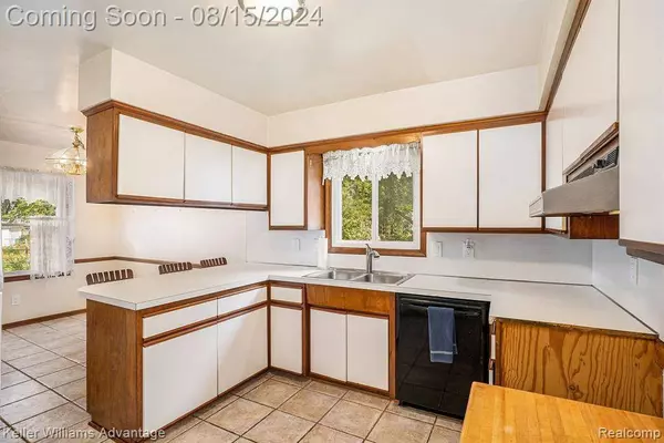 23776 Gill Road, Farmington, MI 48335