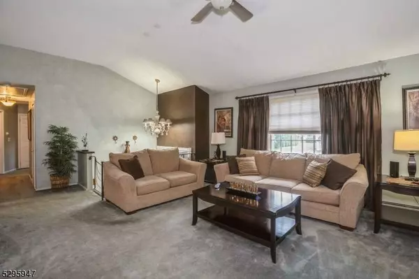 11 Windsor Dr, Jefferson Twp., NJ 07438