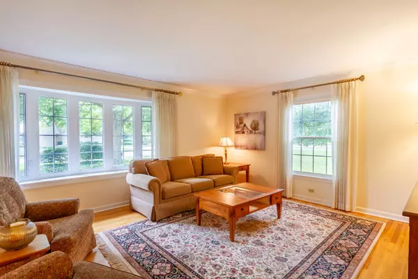 0N210 Robbins ST, Winfield, IL 60190