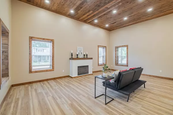 185 1st St, Monteagle, TN 37356