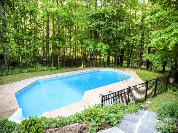 46 Tree Top DR, Arden, NC 28704