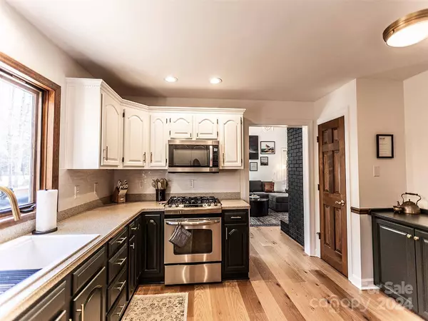 46 Tree Top DR, Arden, NC 28704