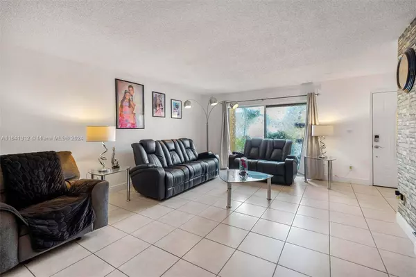 13701 SW 84th St #D, Miami, FL 33183