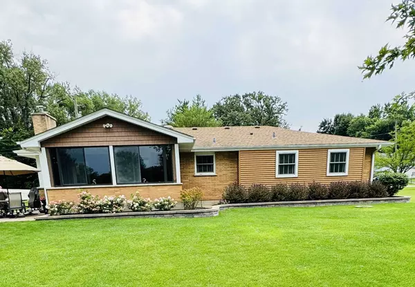 2801 W Manitou Trail, Mchenry, IL 60051