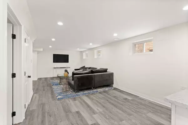 5404 S Mobile Avenue, Chicago, IL 60638