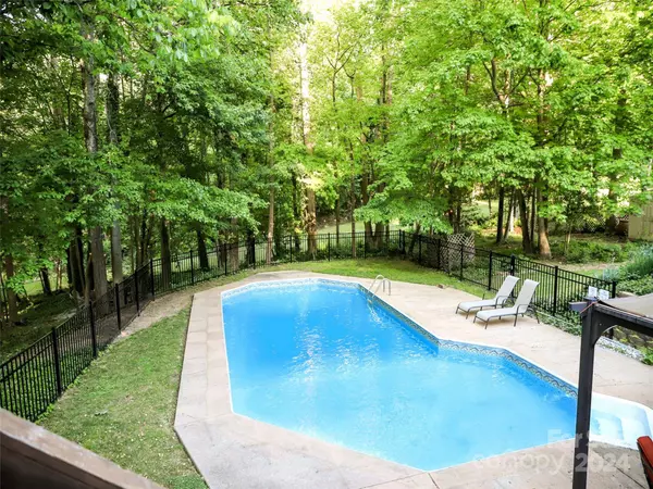 46 Tree Top DR, Arden, NC 28704