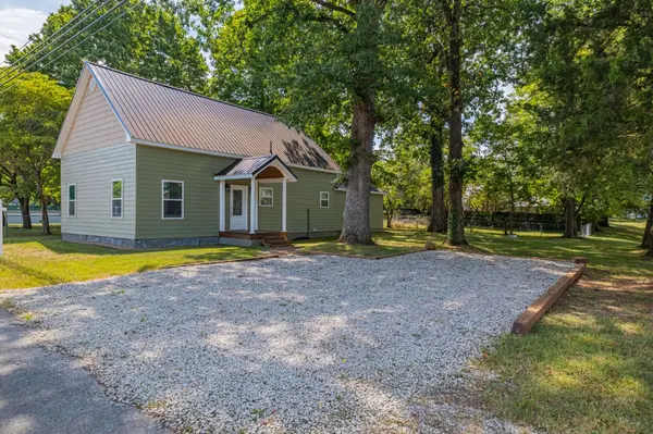 185 1st St, Monteagle, TN 37356