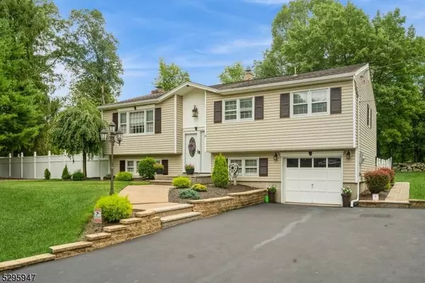 11 Windsor Dr, Jefferson Twp., NJ 07438