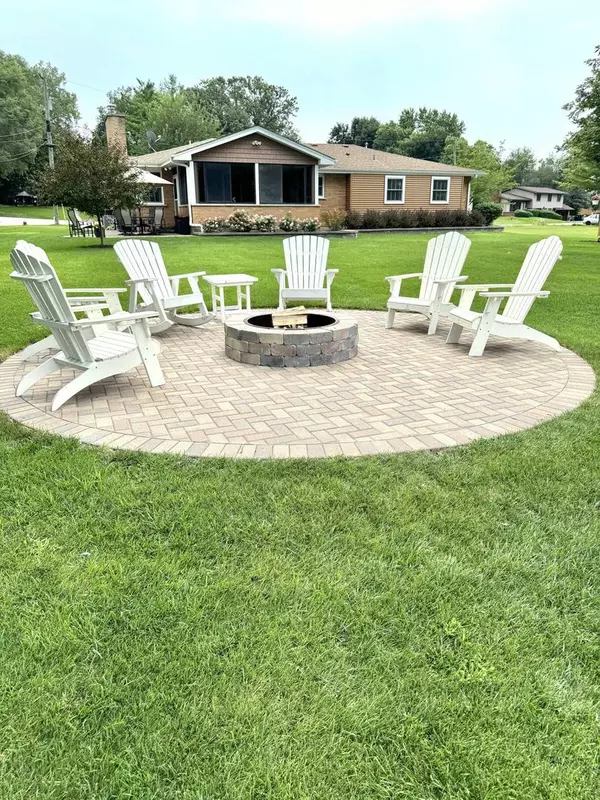 2801 W Manitou Trail, Mchenry, IL 60051