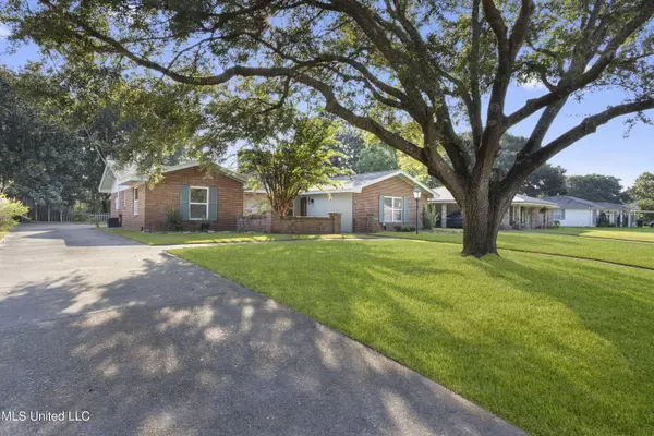 1220 Wellington Lane, Ocean Springs, MS 39564