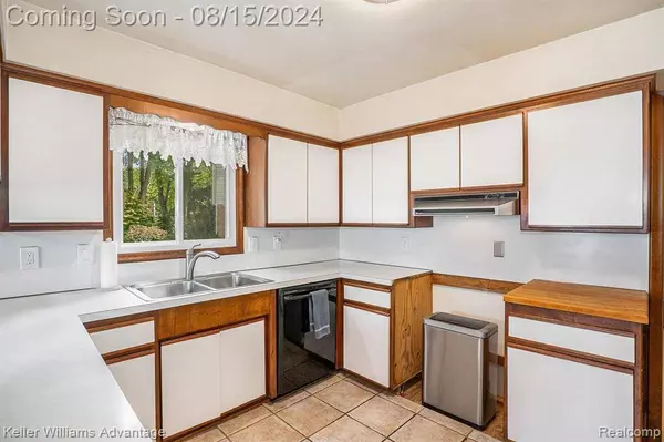 23776 Gill Road, Farmington, MI 48335