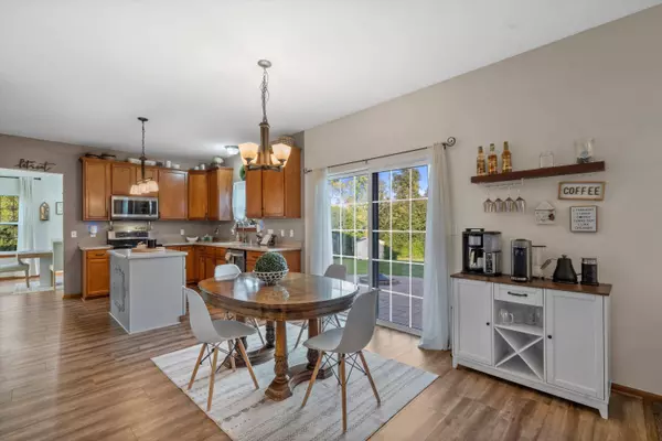 1198 Knollwood, Saukville, WI 53024