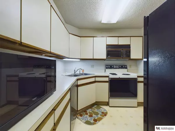 11937 Miracle Hills Drive, Omaha, NE 68154