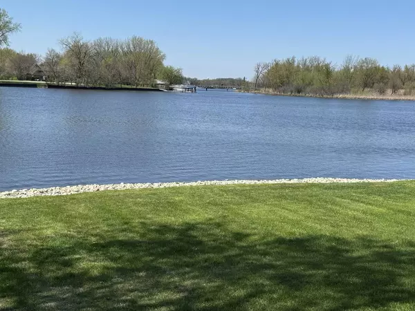 2801 W Manitou Trail, Mchenry, IL 60051