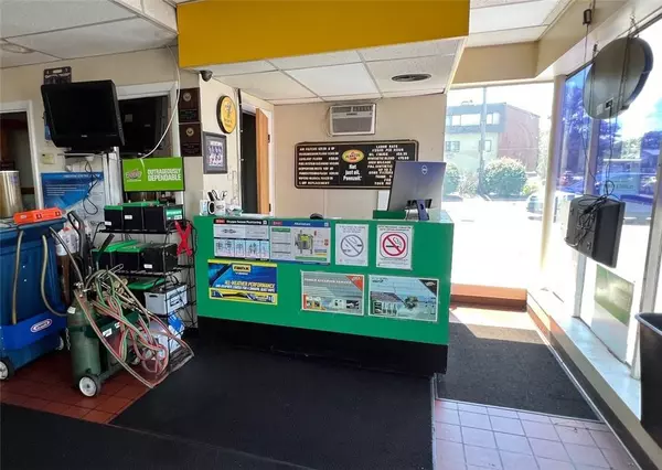 2406 Post RD, Warwick, RI 02886