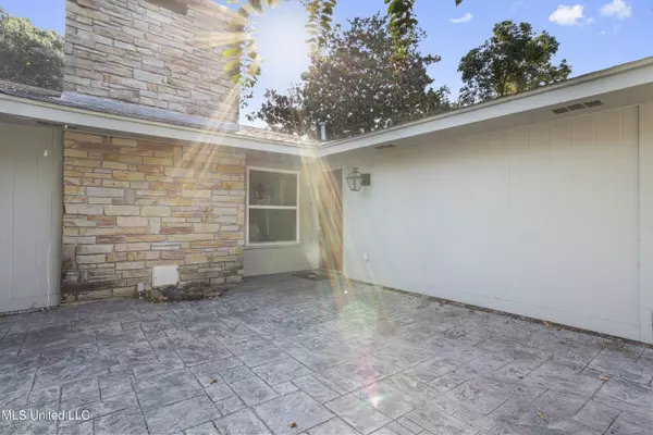 1220 Wellington Lane, Ocean Springs, MS 39564