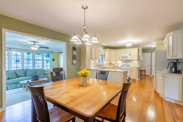 0N210 Robbins ST, Winfield, IL 60190