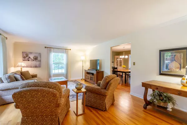 0N210 Robbins ST, Winfield, IL 60190