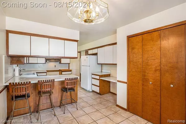 23776 Gill Road, Farmington, MI 48335