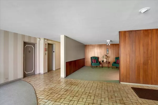 415 Wesley Avenue #44, Oak Park, IL 60302