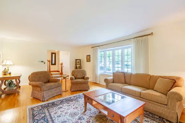 0N210 Robbins ST, Winfield, IL 60190