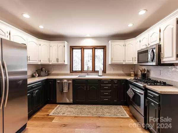 46 Tree Top DR, Arden, NC 28704