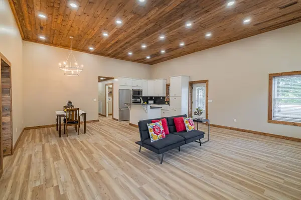 185 1st St, Monteagle, TN 37356